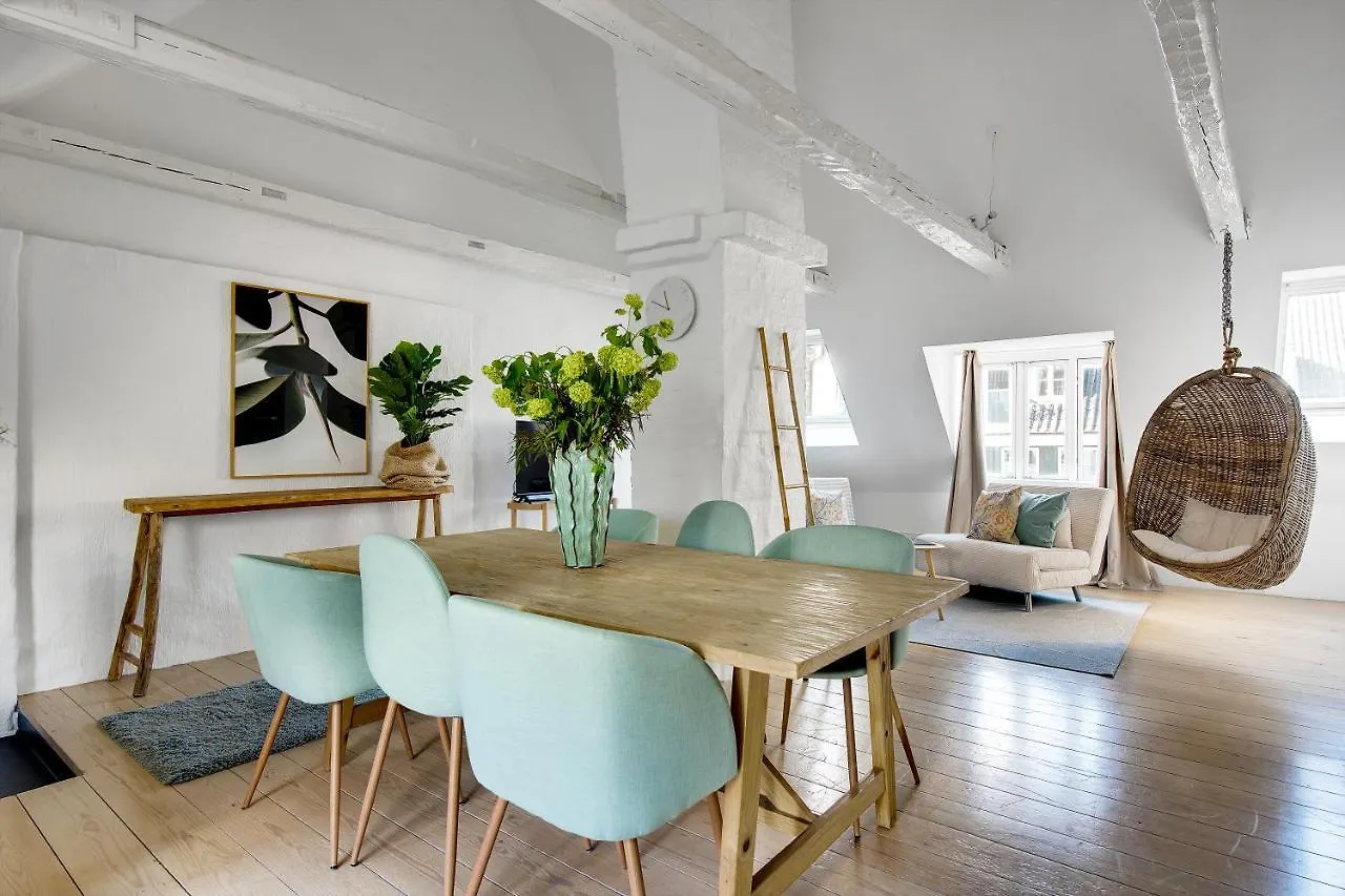 Sanders Main - Endearing Two-Bedroom Duplex Apartment With A Balcony Next To Magical Nyhavn location